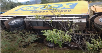 Imagem da notícia Motorista fica ferido após capotar caminhão dos Correios em Cassilândia